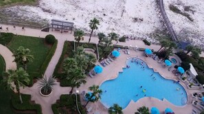 Innendørsbasseng og et oppvarmet basseng