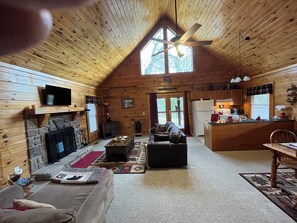 Smart TV, fireplace, DVD player - Romantic Valley Dream “January Winter Getaways” (Pigeon Forge)