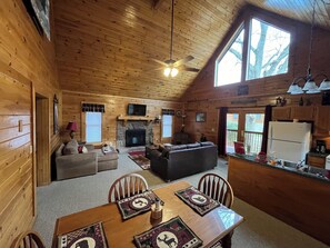 Smart-TV, Kamin, DVD-Player