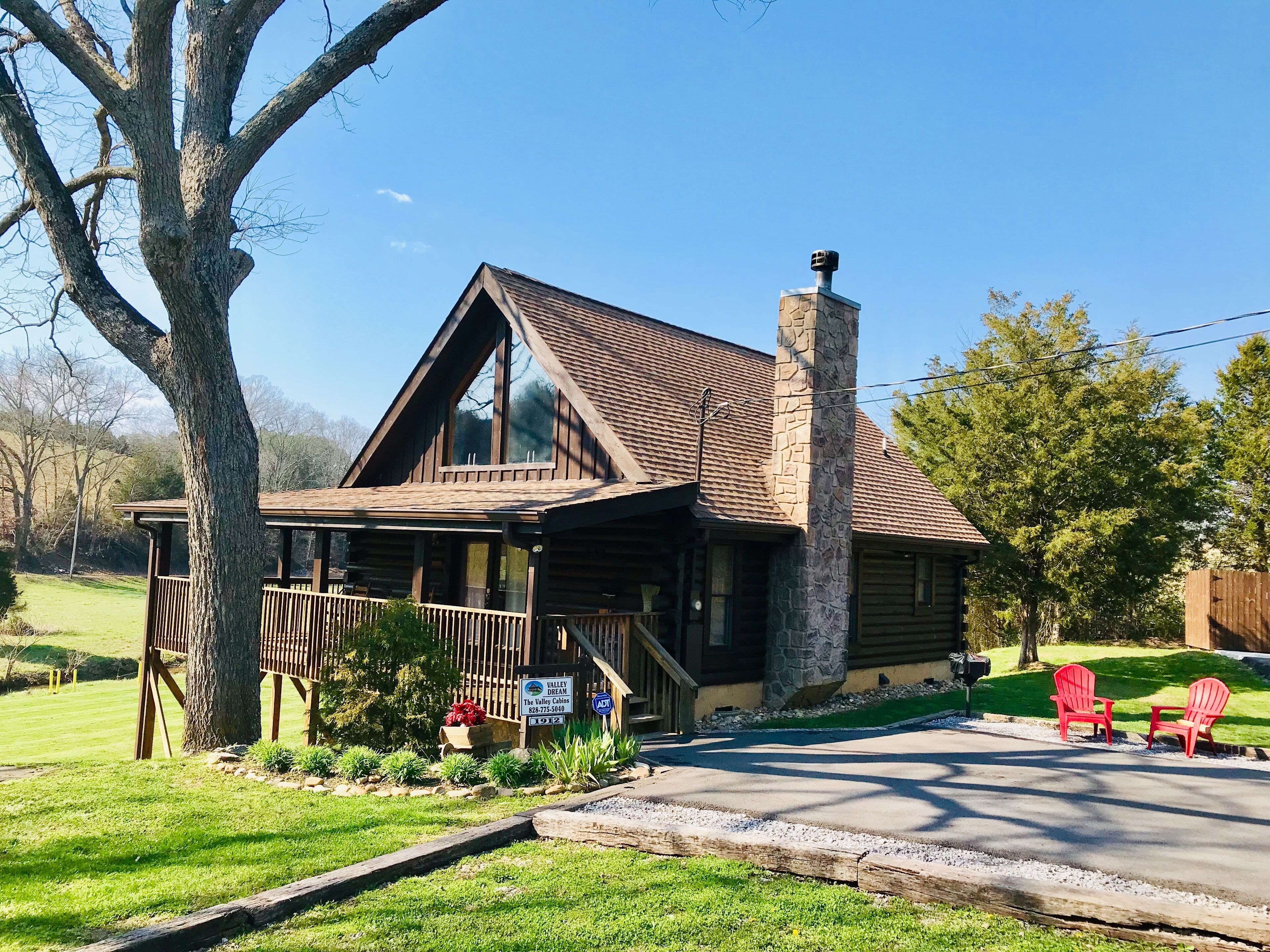 Cozy 5 Star Cabin w/htub, firepit, fireplace, WIFI, Jan 7-31!