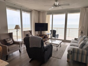 TV connectée, lecteur de DVD, baby-foot, table de tennis de table