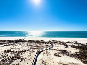 On the beach - Beach Club Corner Unit! Direct Gulf View - Pools - Beach - Grill -Upgraded Cable (Gulf Shores)