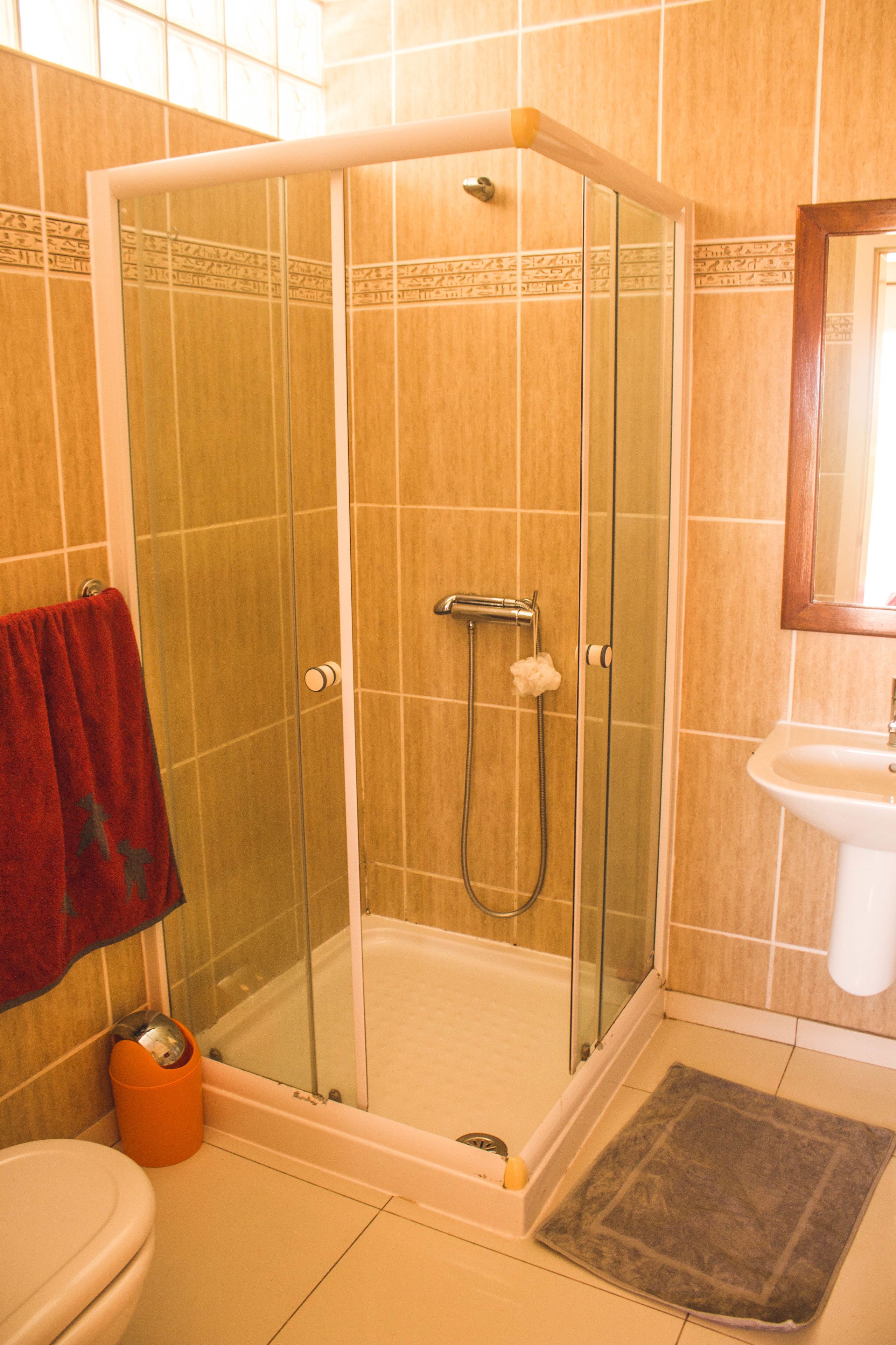 Chambre Double Standard | Salle de bain | Douche, articles de toilette gratuits, sèche-cheveux