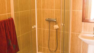 Chambre Double Standard | Salle de bain | Douche, articles de toilette gratuits, sèche-cheveux