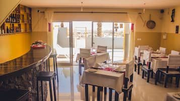 Petit déjeuner, déjeuner et dßner servis sur place, vue sur la piscine