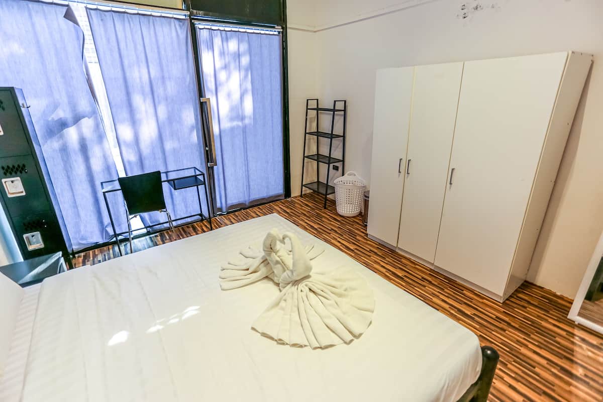 标准双人房 | 客房内保险箱、办公桌、笔记本电脑工作区、熨斗/熨板