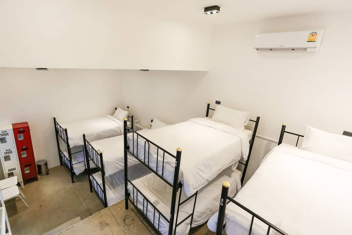Caja de seguridad en la habitación y escritorio