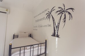 Värdeförvaringsskåp på rummet, skrivbord och arbetsyta för laptop