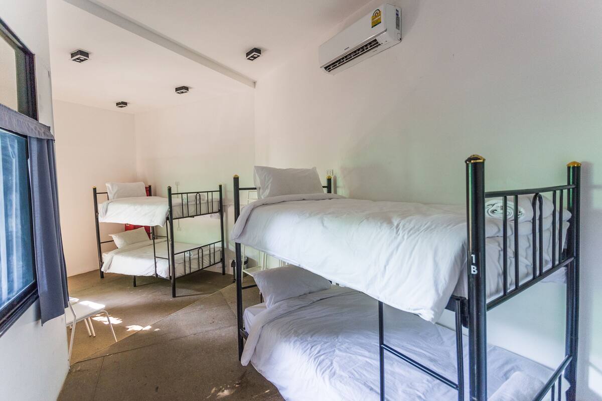 Caja de seguridad en la habitación y escritorio