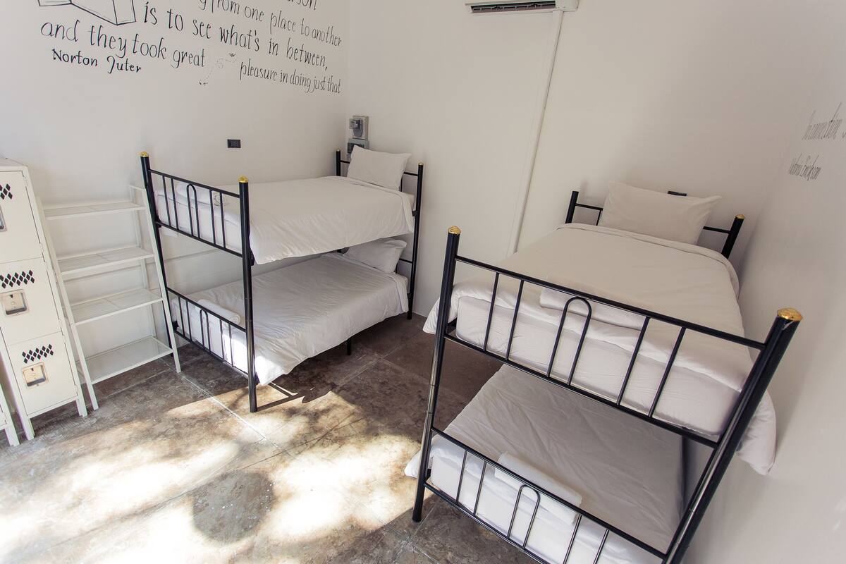 Caja de seguridad en la habitación y escritorio