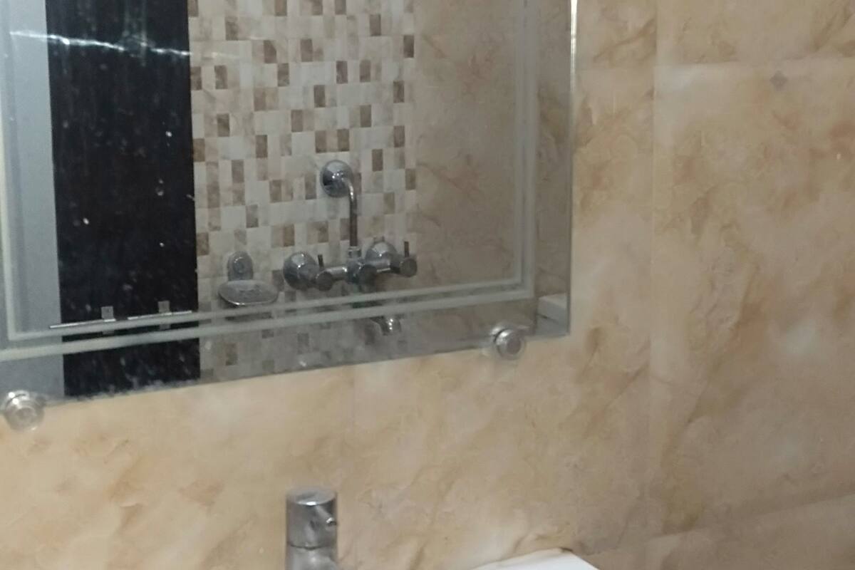 Shower, rainfall showerhead, free toiletries, towels