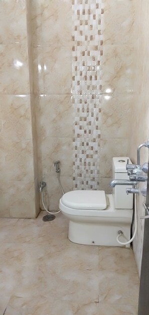 Shower, rainfall showerhead, free toiletries, towels