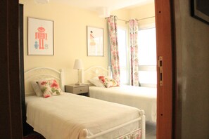 2 habitaciones, cortinas blackout y tabla de planchar con plancha 