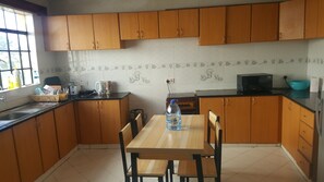 Executive Apartment, 3 Bedrooms, City View, Corner | Private kitchen | Fridge, microwave, oven, stovetop - CSK Holiday Home (Nairobi)