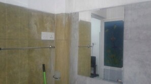 Apartment | Bathroom | Shower, rainfall showerhead - Villa Nevil (Negombo)