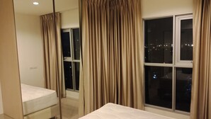 One Bedroom Condo with Balcony  | 1 phòng ngủ, màn/rèm cản sáng, giường gấp/giường phụ (phụ phí) 