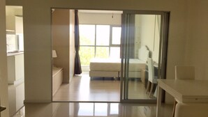 One Bedroom Condo with Balcony  | 1 phòng ngủ, màn/rèm cản sáng, giường gấp/giường phụ (phụ phí) 