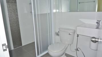 One Bedroom Condo with Balcony | Phòng tắm | Buồng tắm vòi sen, khăn tắm