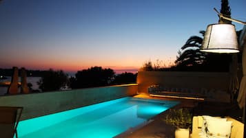 Sesongbasert utendørsbasseng, bassengparasoller og solsenger