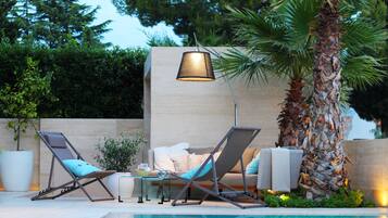 Hồ bơi ngoài trời phục vụ theo mùa, dù/ô trên bãi biển/hồ bơi