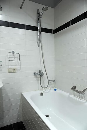 Shower, towels - Rustaveli Besiki Apartments (Tbilisi)