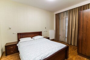 Apartamento, 2 quartos, sacada | Quartos à prova de som, ferros/tábuas de passar roupa, Wi-Fi de cortesia