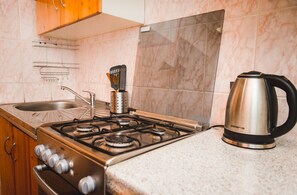 Apartament estàndard, 1 dormitori | Cuina privada | Frigorífic gran, microones, forn i placa de cuina 