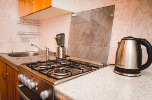 Apartamento standard, 1 quarto | Cozinha privada | Geladeira grande, micro-ondas, fogão, cooktop