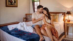 أغطية فراش متميزة وميني بار ومكتب ومساحة عمل للكمبيوتر المحمول