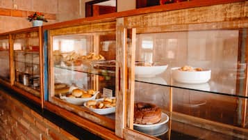 Café da manhã com buffet grátis todos os dias