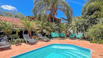 Piscina externa, funciona das 10h às 22h, espreguiçadeiras