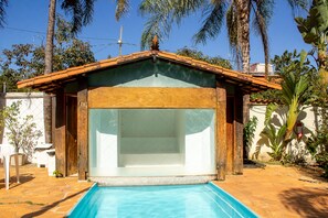 Piscina externa, funciona das 10h às 22h, espreguiçadeiras