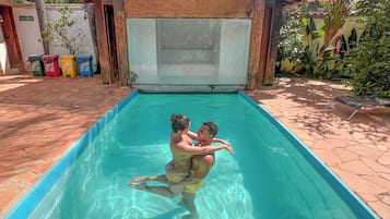 Alberca al aire libre, acceso de 10:00 a 22:00, y camastros