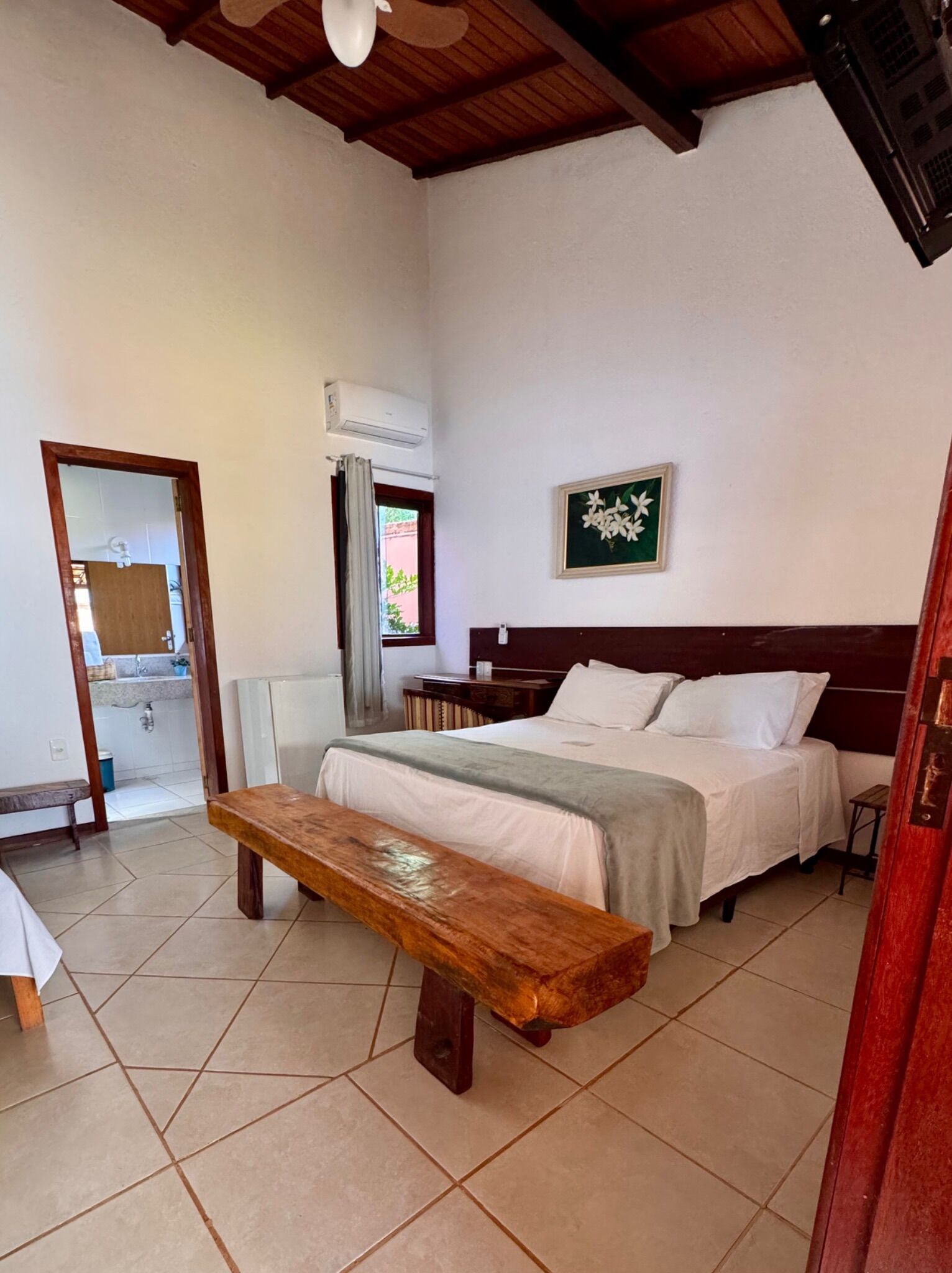 ห้องดีลักซ์ | เครื่องนอนป้องกันสารก่อภูมิแพ้, มินิบาร์, โต๊ะทำงาน