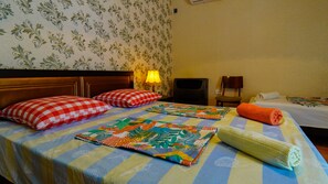 Habitación triple Deluxe | Tabla de planchar con plancha, wifi gratis, ropa de cama