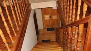 Un escalier en bois, doté d’une rampe et d’un palier.
