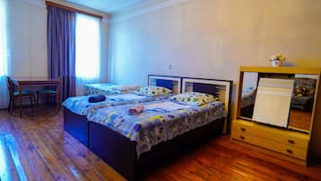 Habitación triple familiar, en el área del jardín | Tabla de planchar con plancha, wifi gratis y ropa de cama
