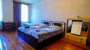 Habitación triple familiar, en la zona del jardín | Tabla de planchar con plancha, wifi gratis, ropa de cama