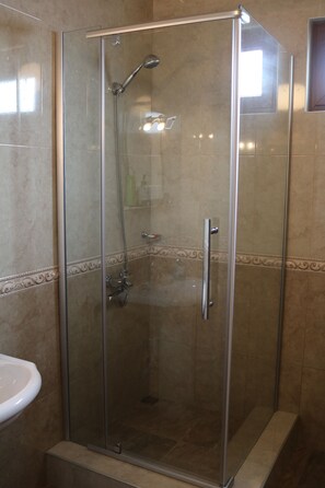 Habitación triple familiar, en el área del jardín | Baño | Batas 