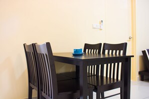 Apartment, 1 Bedroom, Kitchen, Pool View | In-room dining