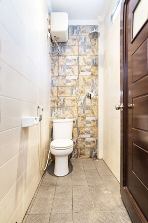 Shower, bidet, towels - Puri Agung Homestay (Kuta)