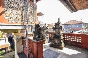 Balcony - Puri Agung Homestay (Kuta)