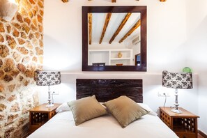 3 chambres, coffres-forts dans les chambres, fer et planche à repasser