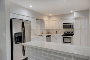 Rumah | Dapur pribadi | Lemari es, microwave, oven, dan kompor