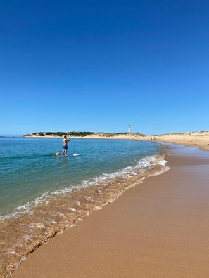 Una spiaggia nelle vicinanze