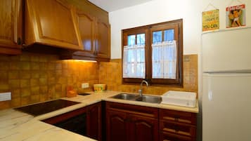 Réfrigérateur, micro-ondes, four, cafetiÚre/bouilloire