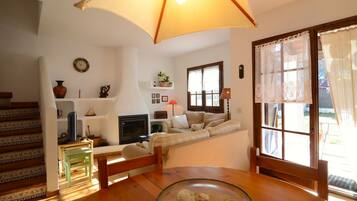 TV, fireplace