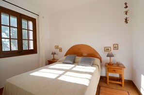 3 bedrooms, iron/ironing board, bed sheets