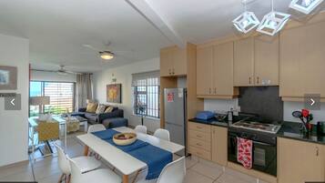 Duplex família, 2 quartos, vista para a praia, de frente para a praia | Cozinha privada | Geladeira grande, micro-ondas, fogão, cooktop