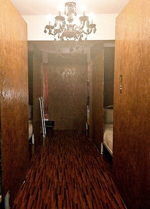 Asrama Umum Basic, asrama campuran | Minibar gratis, didekorasi berbeda-beda, Wi-Fi gratis, dan seprai linen